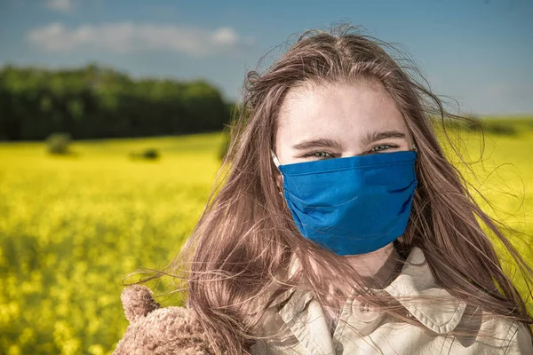 Happy Teenager Caucasian Girl Covered Mask Face Fighting Virus Outbreak — Stock Photo, Image