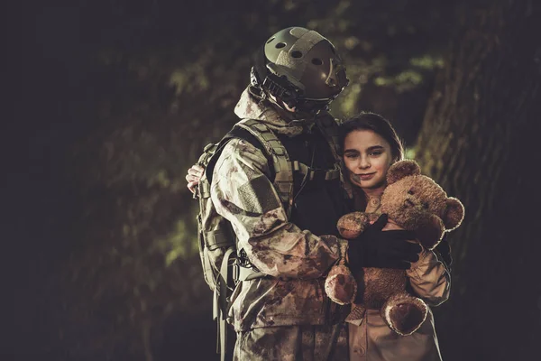 Soldat Caucasien Dans Trentaine Costume Camouflage Retour Mission Armée Rencontrer — Photo