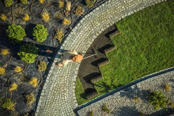 Tuinier Nieuw Gebouwde Achtertuin Tuin Installeren Van Natuurgras Turfs Bodem — Stockfoto