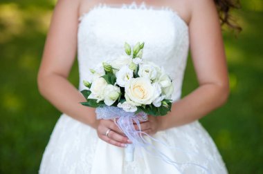 Gelinin elinde düğün buketi.