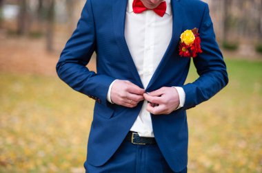 Damat düğmesi mavi takım elbise.