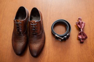 Erkek Ayakkabı ve kelebek.