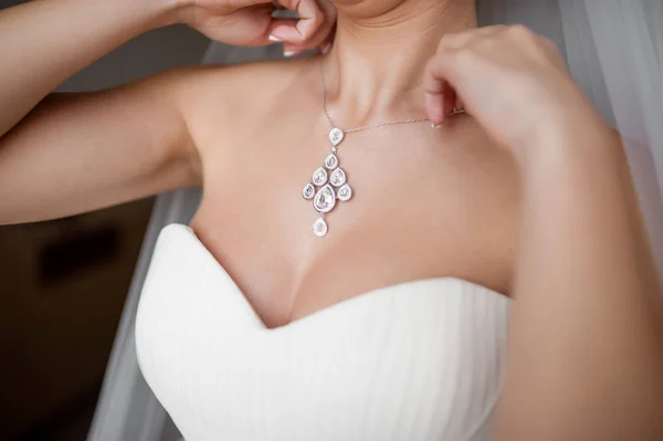 La sposa indossa una bella collana . — Foto Stock