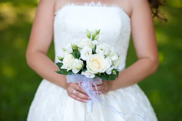 花嫁の手に結婚式の花束. — ストック写真