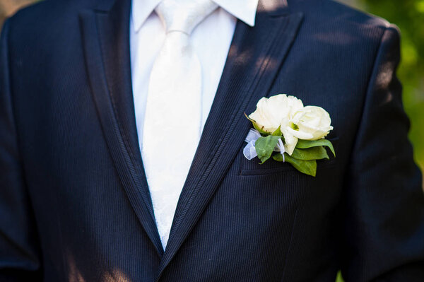 Beautiful boutonniere for the groom's suit.