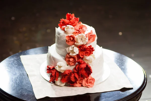 Pastel de boda rojo y blanco con rosas . —  Fotos de Stock