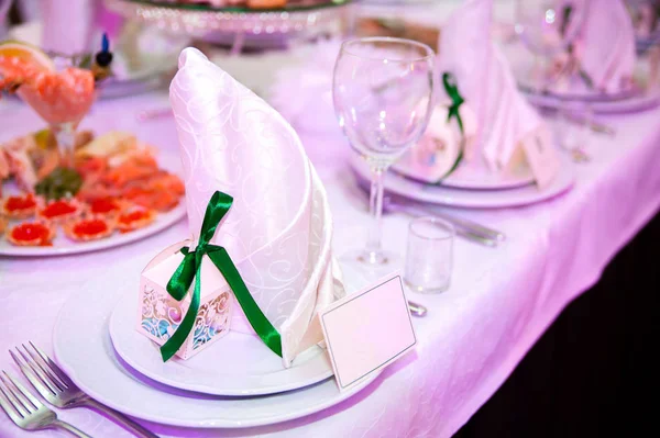 La decoración de las mesas en la boda . — Foto de Stock