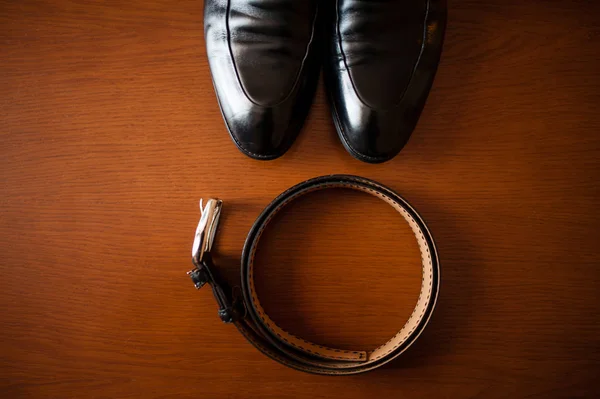 Czarne buty i pasek męski. — Zdjęcie stockowe