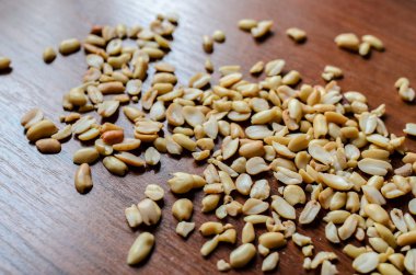 Masanın üzerine dökülen fıstık