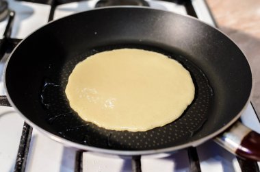 Bir tava içinde krep hazırlanması.