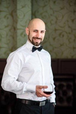 Güzel erkek içme konyak.