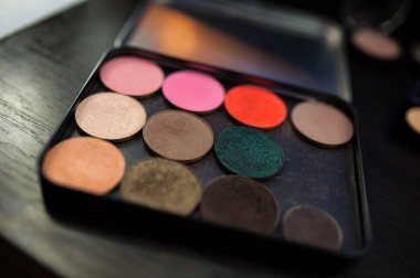 Kalıcı makyaj sanatçısı'nın bileşimi.