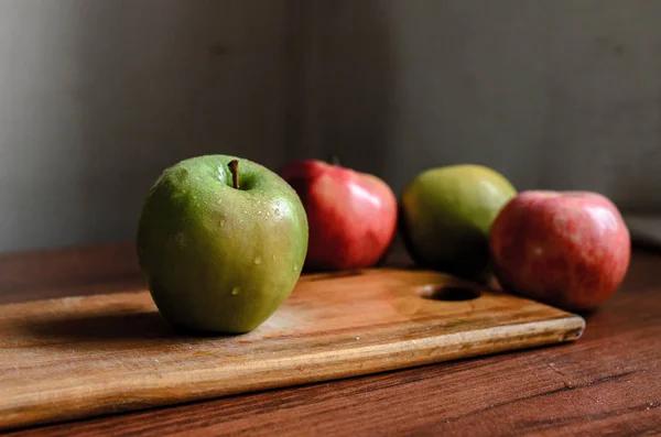 Nature morte des pommes sur la table . — Photo