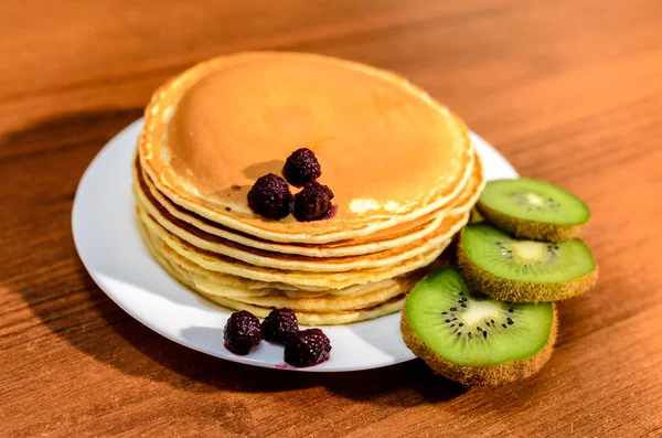 Panqueques con bayas y kiwi . — Foto de Stock