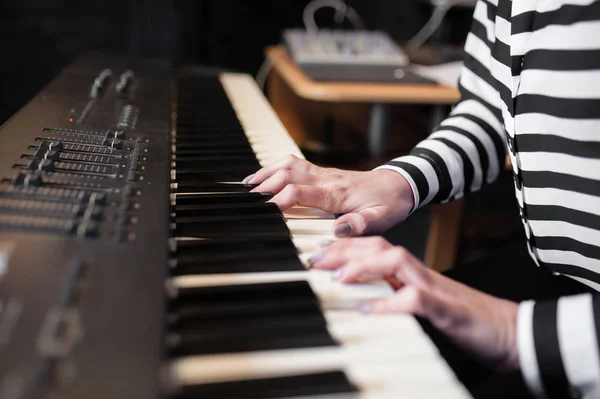 Mãos música, sintetizador, piano — Fotografia de Stock