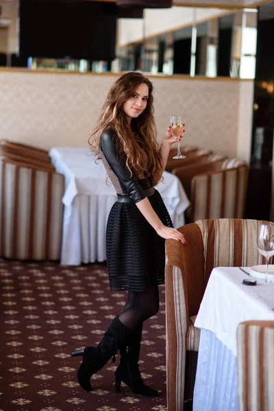Belle fille buvant du champagne dans le restaurant . — Photo