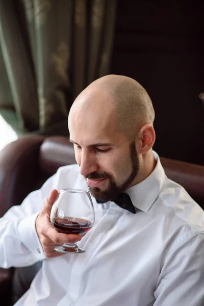 Beautiful male drinking cognac. — Stock Photo, Image