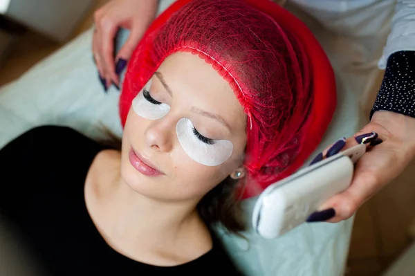 Verzorging van wimpers op de cosmetologie kamer. — Stockfoto