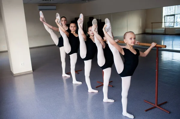 Kinderen die zich bezighouden met choreografie aan de balletschool. — Stockfoto