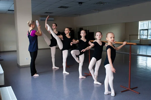 Kinderen die zich bezighouden met choreografie aan de balletschool. — Stockfoto