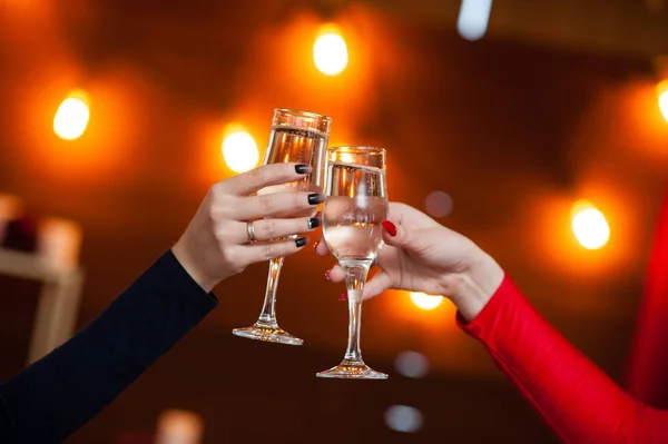 Feest. Mensen met een glas champagne die een toast uitbrengen. — Stockfoto