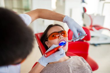 Güzel bir kız ve mühür dişçi koyar.