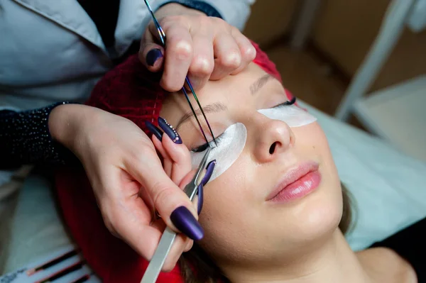 Verzorging van wimpers in de schoonheidssalon. — Stockfoto