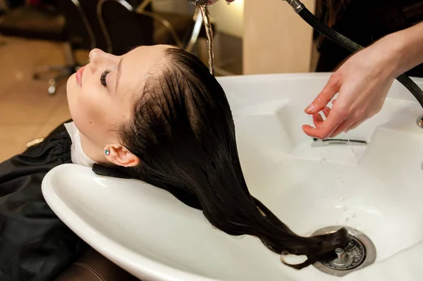 Güzel kız onların saç yıkama. — Stok fotoğraf