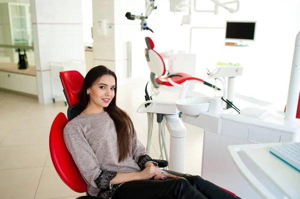 Beautiful girl smiles in the dental chair. — Stock Photo, Image