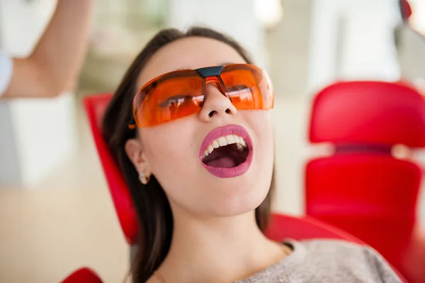 Стоматологія, відкритий рот у красивої дівчини брюнетки . — стокове фото