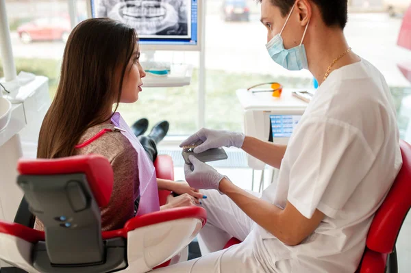 Dentysta informuje pacjenta o stan zębów. — Zdjęcie stockowe
