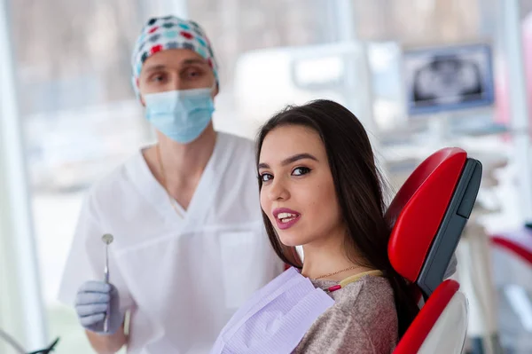 Porträtt av en tandläkare och en vacker flicka i tandvård. — Stockfoto