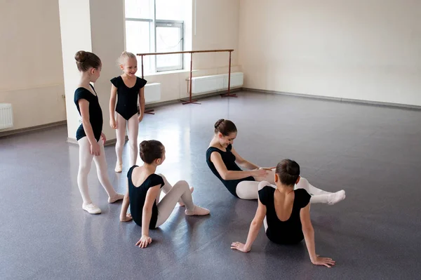 Meisjes zijn betrokken bij de choreografie in ballet klasse. — Stockfoto