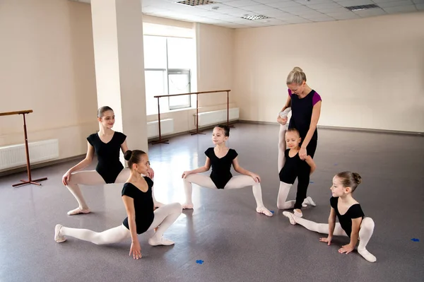 Девушки занимаются хореографией в балетном классе . — стоковое фото