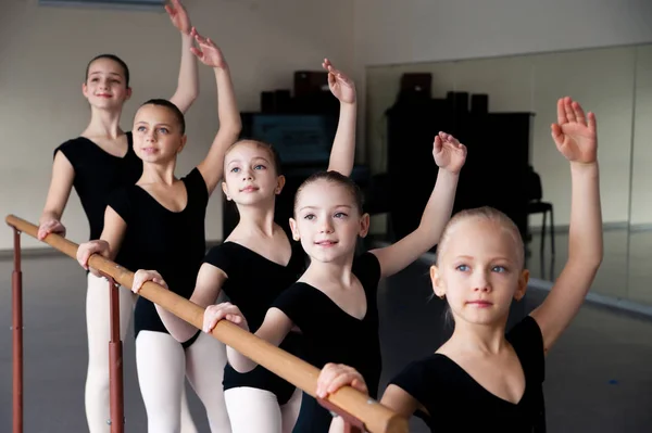 Clases de danza infantil en ballet . — Foto de Stock