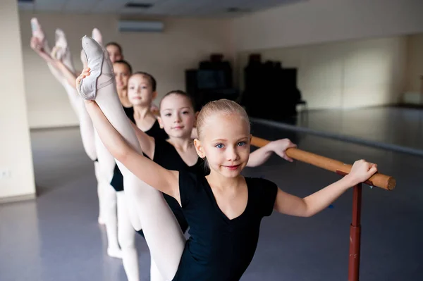 Strečink, děti v baletu taneční třída. — Stock fotografie