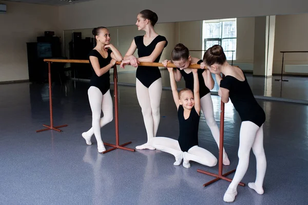 Meisjes communiceren in de klas aan de balletschool. — Stockfoto