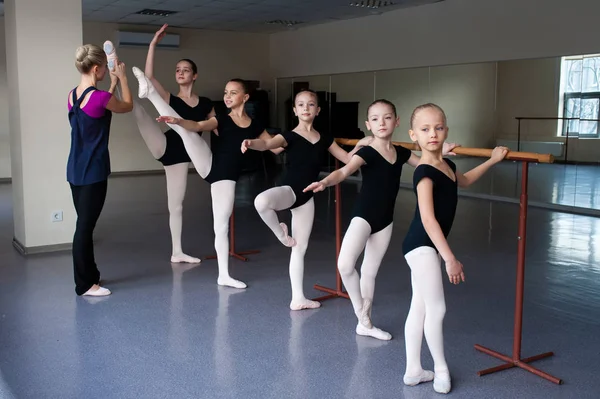 As crianças aprendem posições de balé na coreografia . — Fotografia de Stock