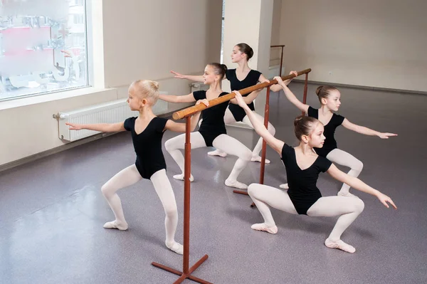 As crianças aprendem posições de balé na coreografia . — Fotografia de Stock