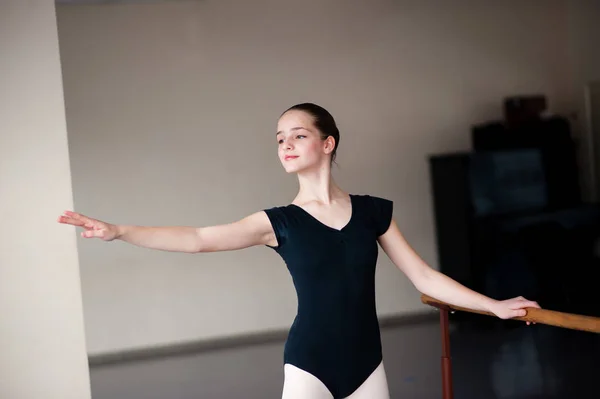 孩子被教导在编排的芭蕾舞职位. — 图库照片