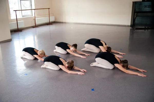 De choreograaf leert kinderen dansen. — Stockfoto