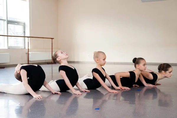 De choreograaf leert kinderen dansen. — Stockfoto