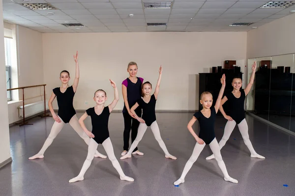 De choreograaf leert kinderen dansen. — Stockfoto