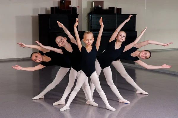 De choreograaf leert kinderen dansen. — Stockfoto