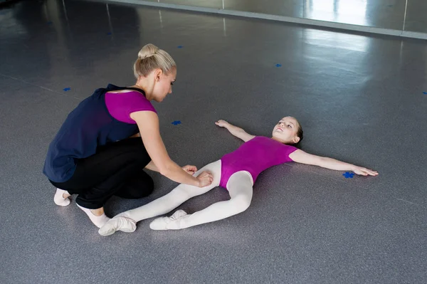 De choreograaf leert het kind de juiste houding. — Stockfoto