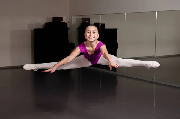Meisjes springen op choreografie. — Stockfoto