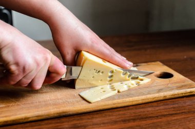 Peynir ahşap bir gemide Dilimleme.