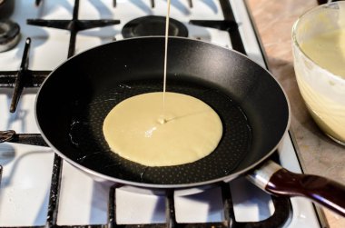 Kızartma tavasında krep pişirmek.