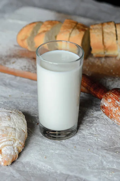 Stilleben av mjölk och bröd. — Stockfoto