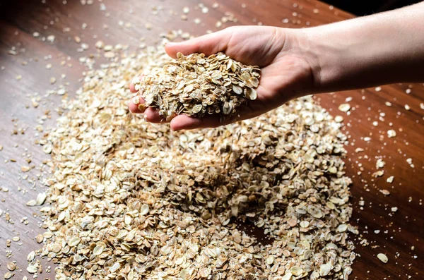 Copos de avena espolvoreados sobre la mesa . — Foto de Stock